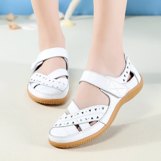Sandales polyvalentes avec fermeture Velcro, adaptées à différents styles et occasions.