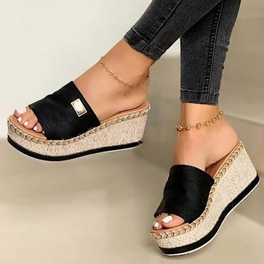 Sandales mode pour femme, design épuré et semelle stable.